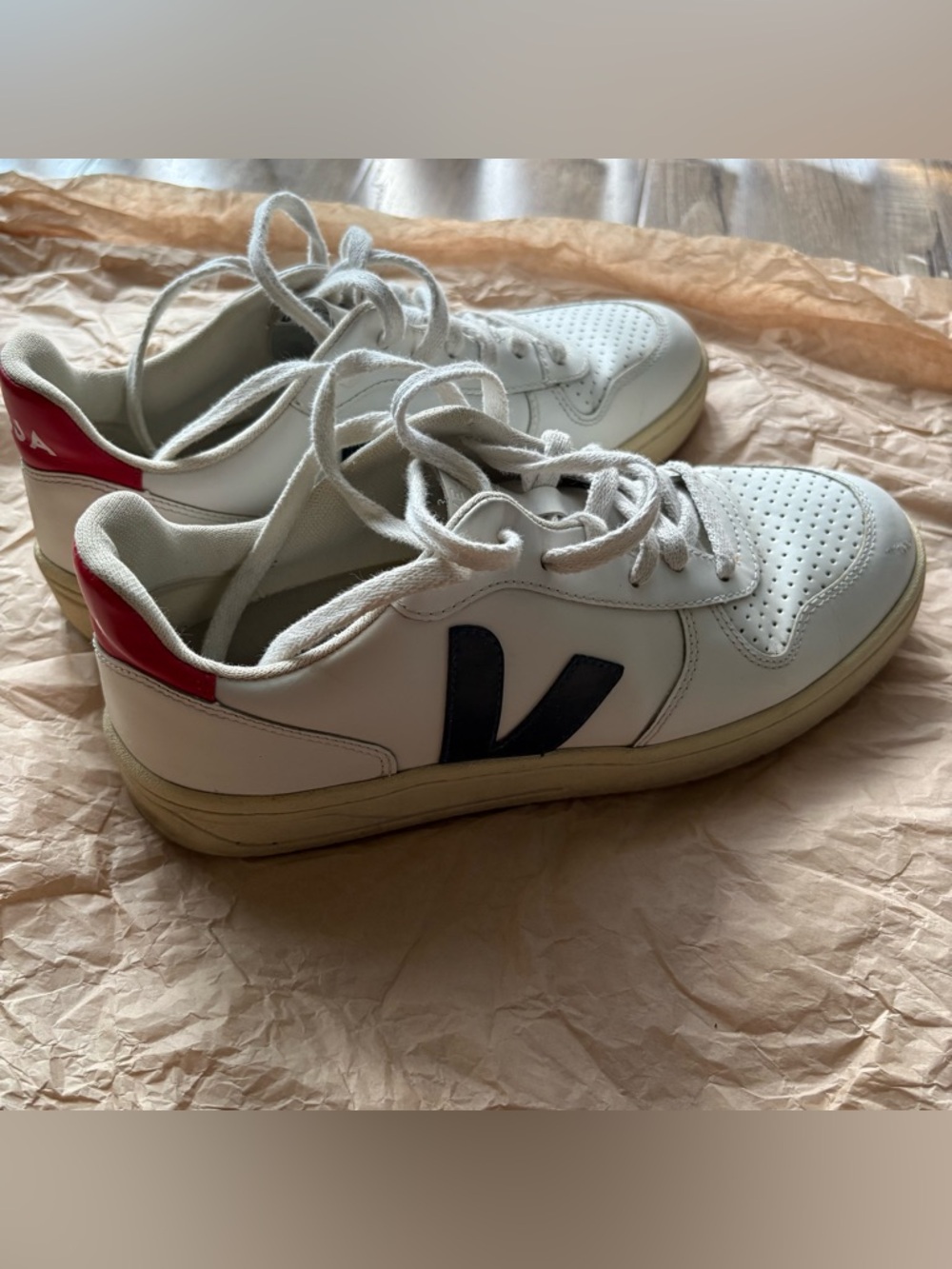 Veja V-10 sneakers, size 9 - Picture 4 of 9